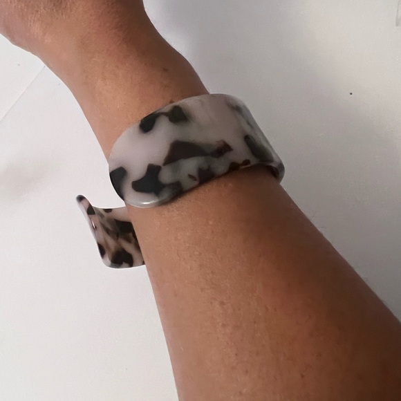 CJLA TORTOISE Cuff Bracelet - Resin Bracelet OS - Picture 5 of 10